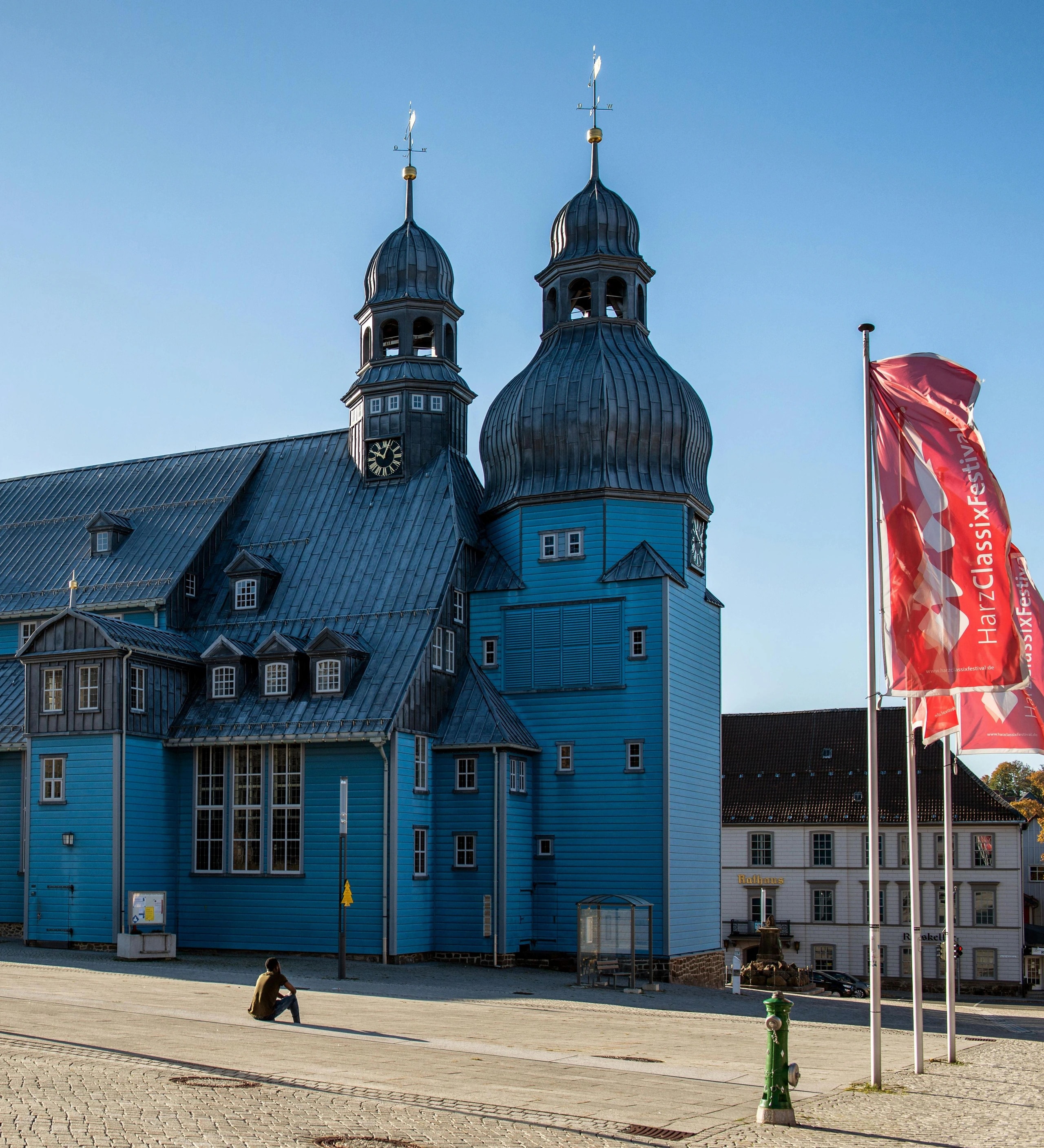 Historische blaue Holzkirche in Clausthal-Zellerfeld mit Flagge des Harz Classix Festivals