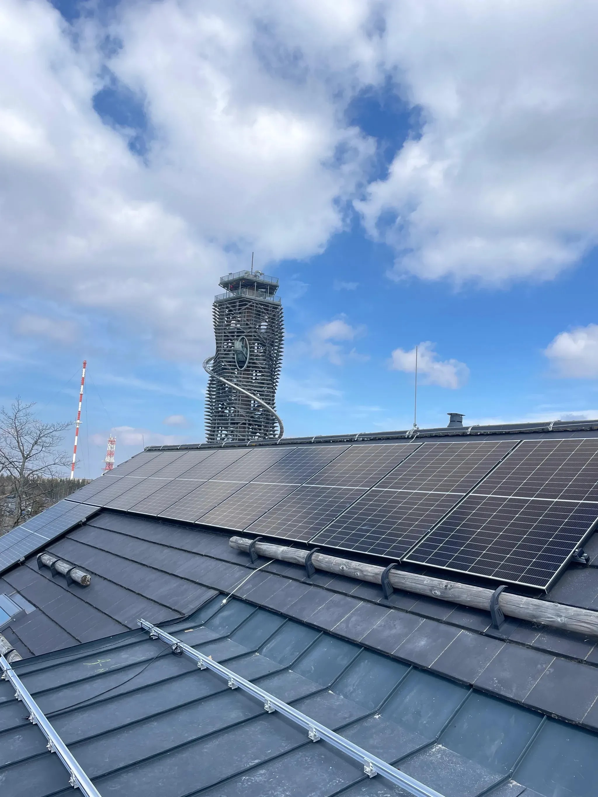 Photovoltaik-Anlage auf einem Dach mit Aussichtsturm im Oberharz bei Clausthal-Zellerfeld