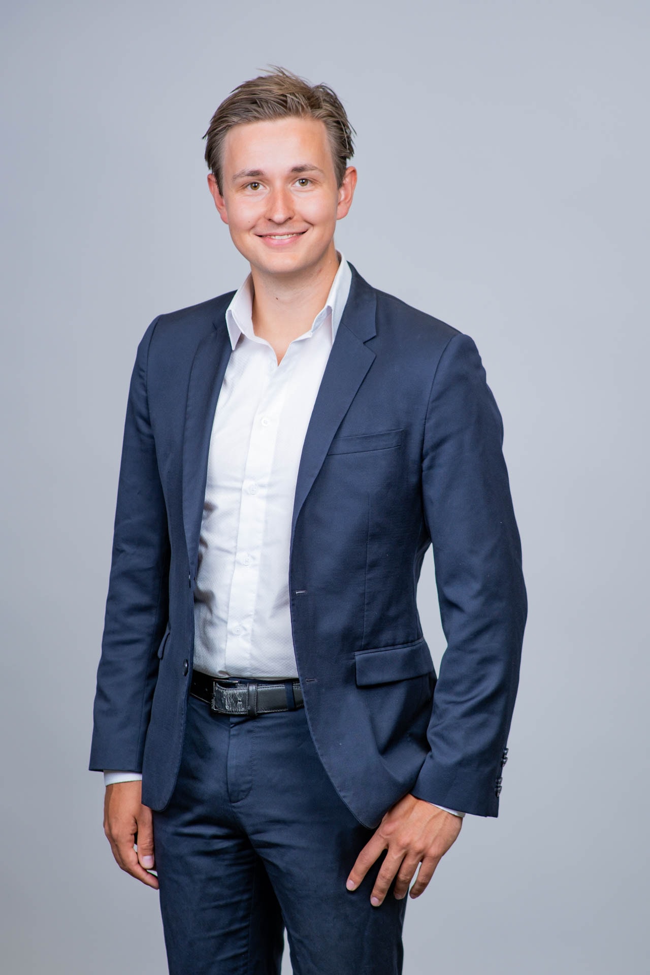 Constantin Weigel im dunkelblauen Anzug, Buergermeisterkandidat fuer Clausthal-Zellerfeld 2026