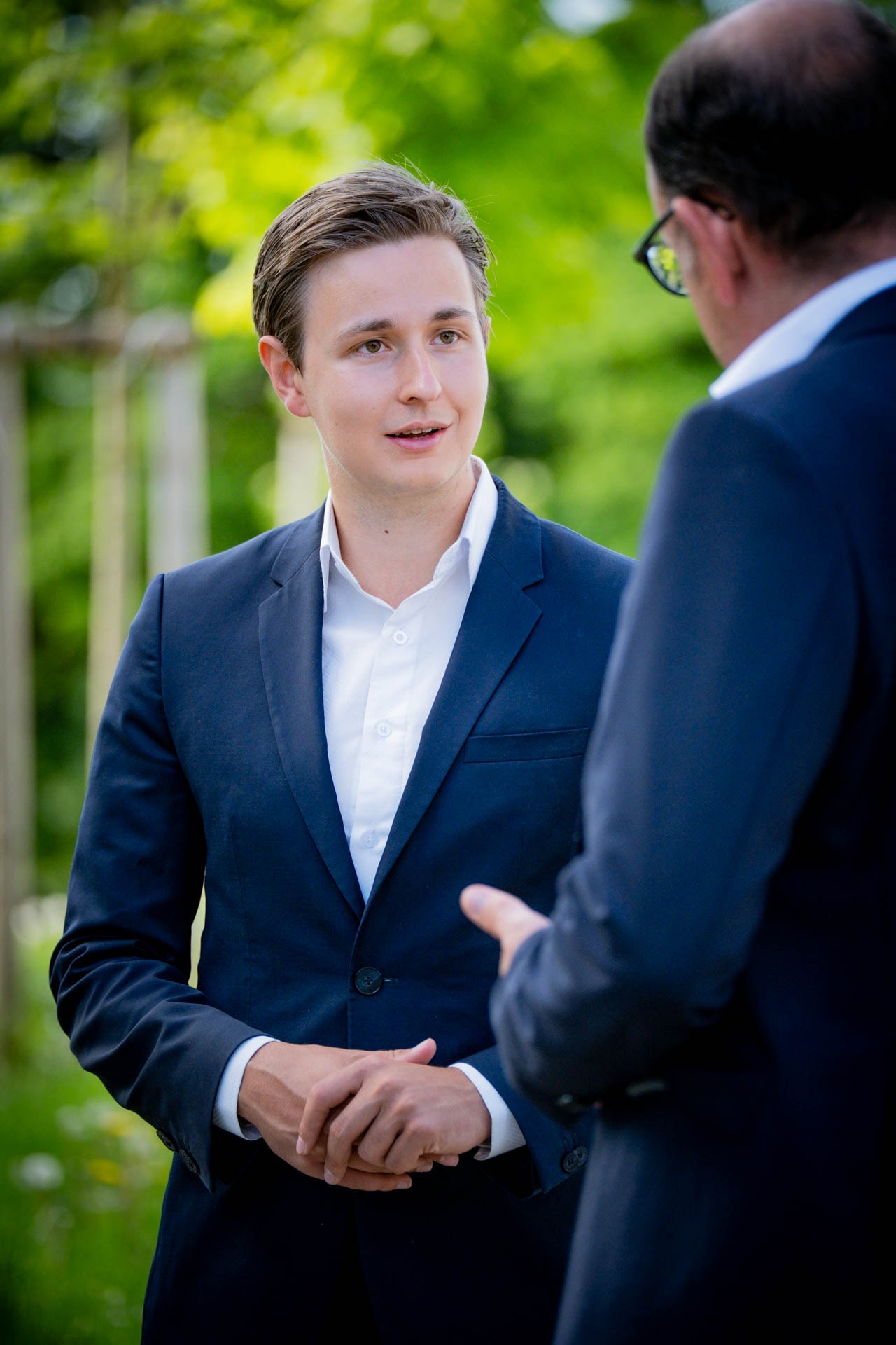 Constantin Weigel im Gespräch, junger CDU-Kommunalpolitiker im dunklen Anzug für die Bürgermeisterwahl Clausthal