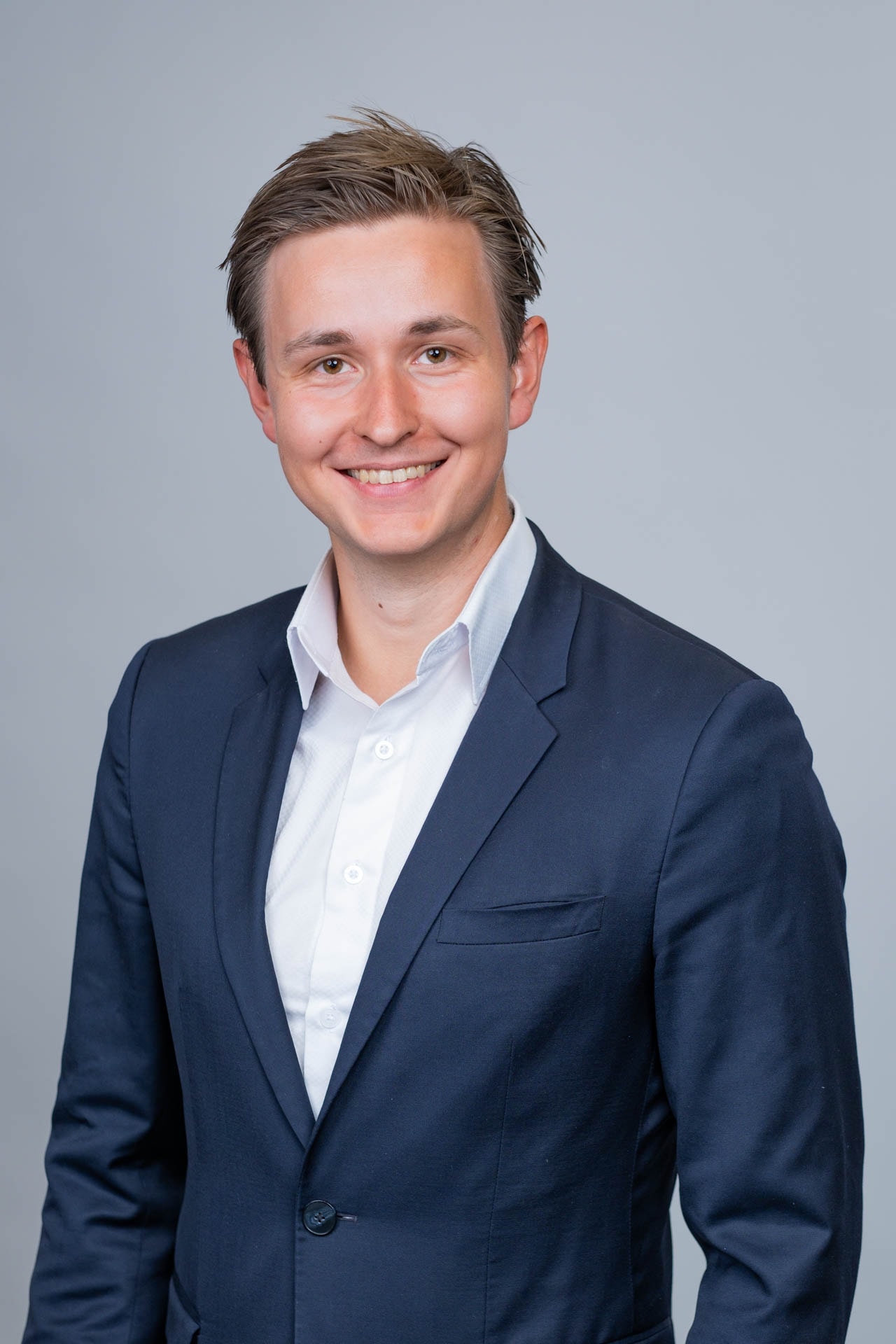 Constantin Weigel, CDU-Bürgermeisterkandidat für Clausthal-Zellerfeld, im dunkelblauen Anzug